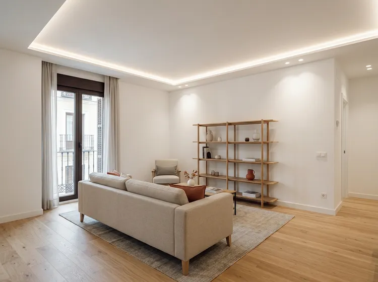 Reforma integral de vivienda en Getxo — salón reformado con acabados modernos